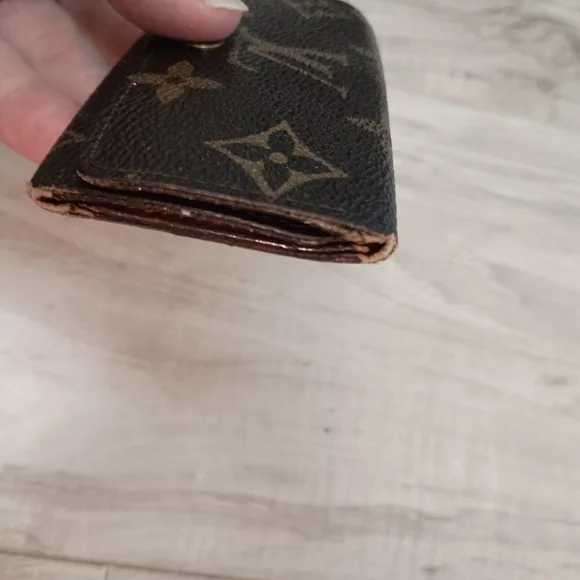 LOUIS VUITTON 4 Key Holder in Monogram Canvas - Picture 4 of 10